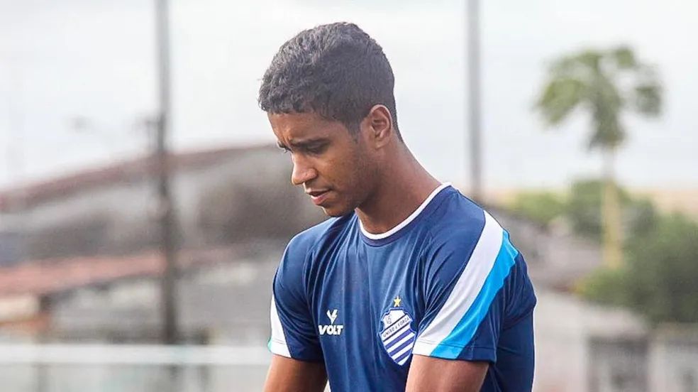 Gabriel n&atilde;o tem retorno confirmado contra a Chapecoense t&eacute;cnico do CSA, Roberto Fernandes afirma &ldquo;Eu n&atilde;o sei&rdquo;