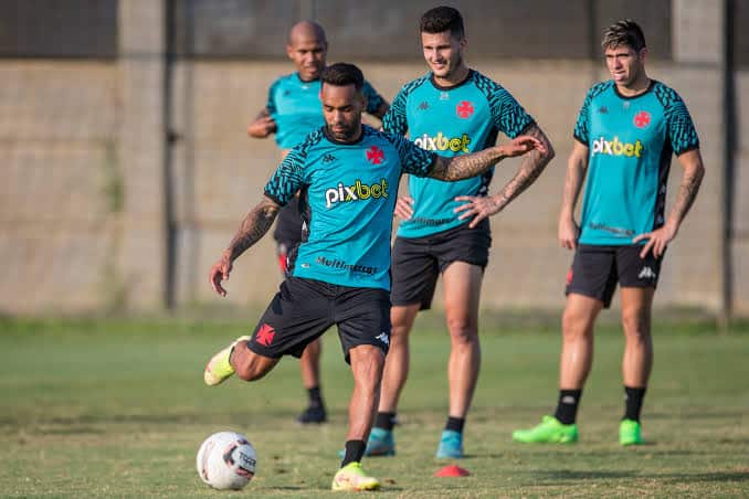 Nen&ecirc; e Alex Teixeira t&ecirc;m contratos no fim e futuro incerto