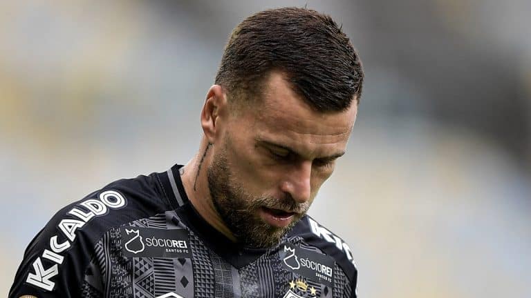 Com futuro indefinido no Santos, Lucas Lima posta mensagem enigm&aacute;tica
