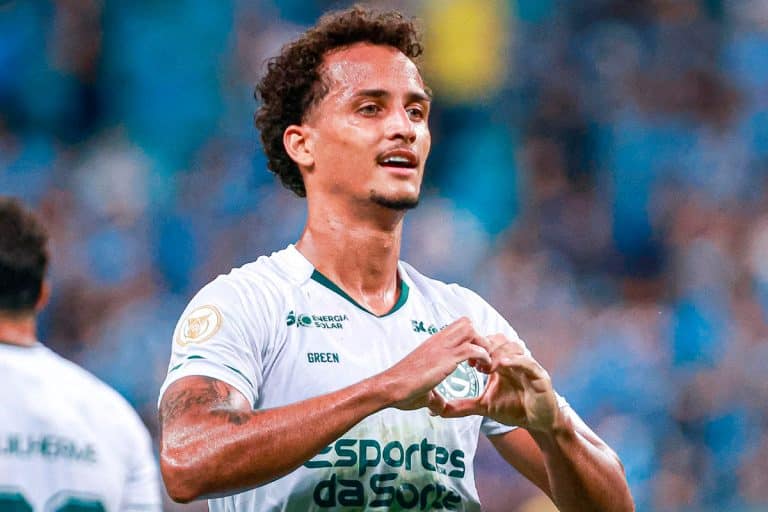 Mercado: Ap&oacute;s &lsquo;sim&rsquo; de Guto Ferreira, Coritiba fecha com ex-meia do Goi&aacute;s