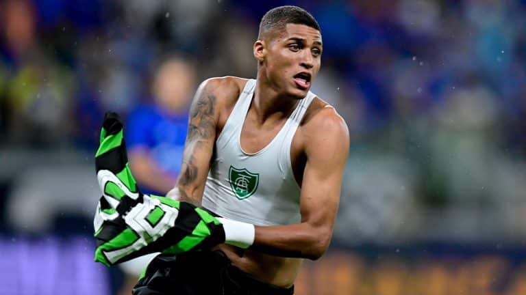 Am&eacute;rica-MG consegue feito hist&oacute;rico diante do Cruzeiro, e atacante provoca o rival