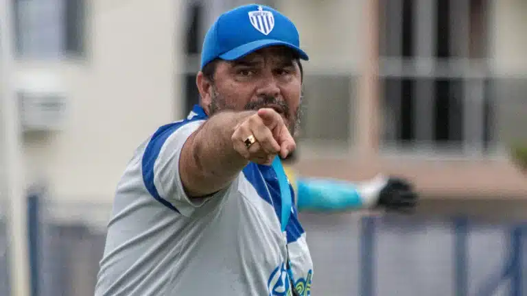 Ava&iacute; toma medida dr&aacute;stica ap&oacute;s problemas com VAR