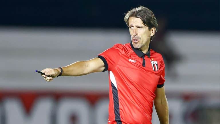 T&eacute;cnico do Botafogo-SP &lsquo;detona&rsquo; calend&aacute;rio brasileiro e faz revela&ccedil;&atilde;o