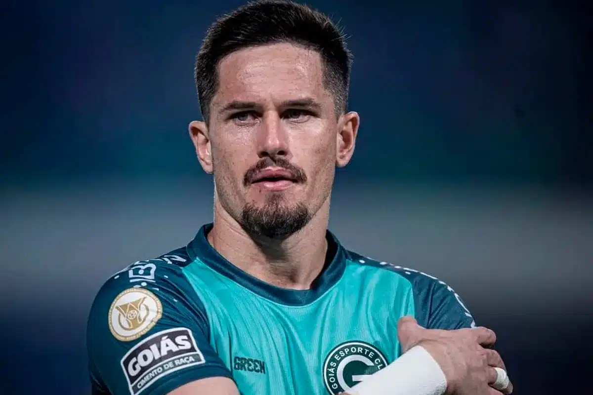 Na mira de gigantes, Tadeu define futuro no Goi&aacute;s