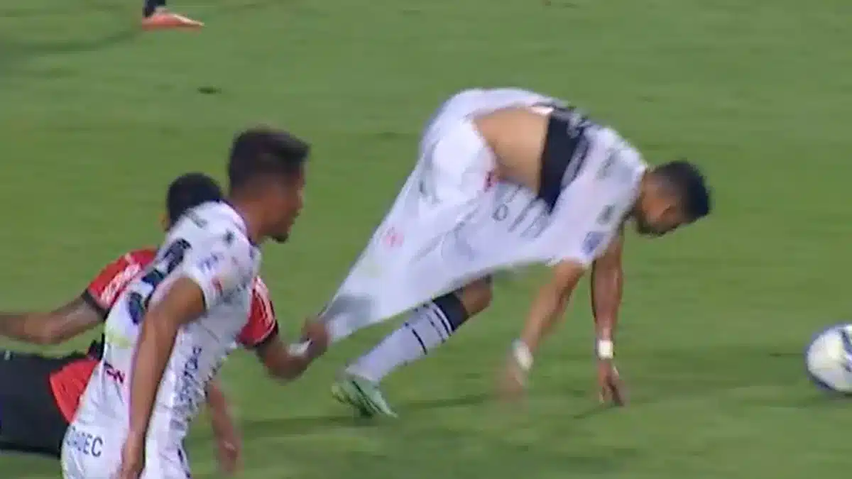 Jogador do Oper&aacute;rio-PR tem camisa rasgada e segue jogada inusitada na S&eacute;rie B