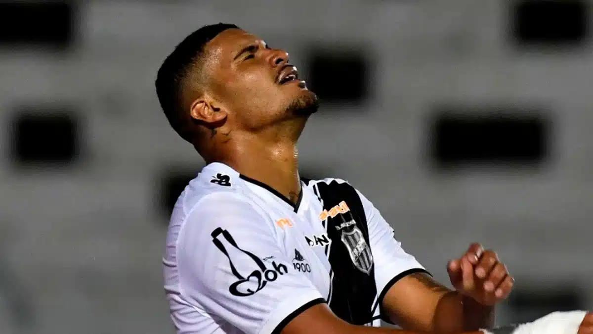 Ap&oacute;s especula&ccedil;&otilde;es, Jeh volta &agrave; Ponte e tem atua&ccedil;&atilde;o ruim em derrota