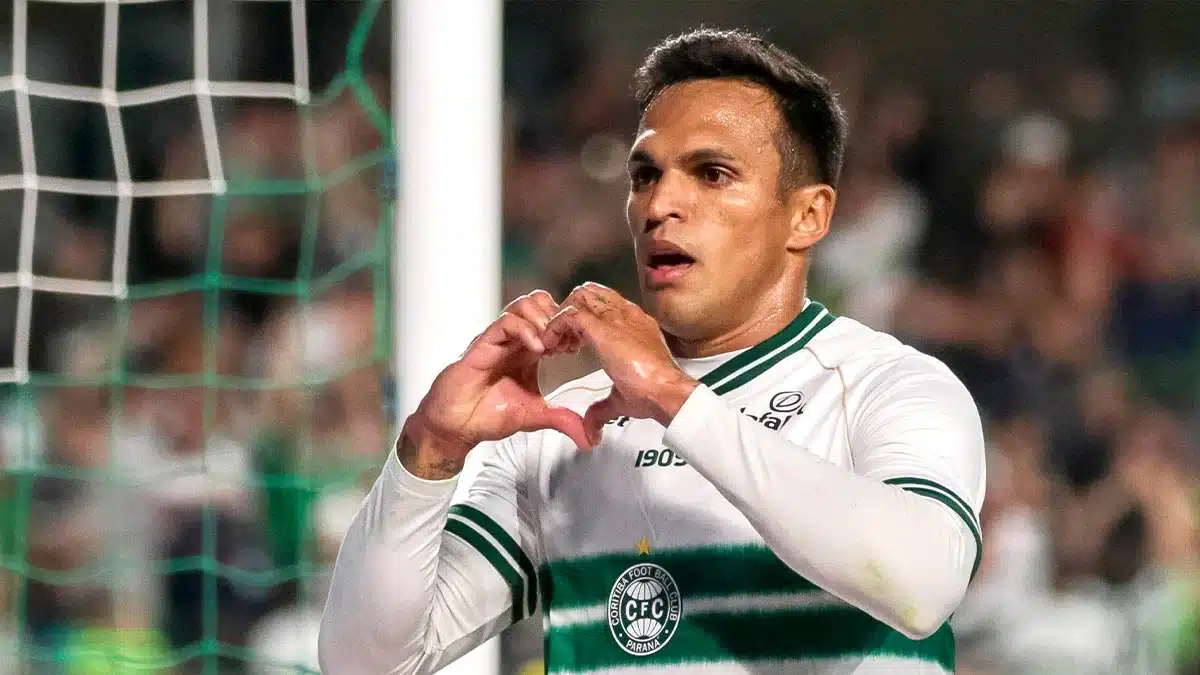 Robson fica de fora do Coritiba na S&eacute;rie B e tem data para retorno