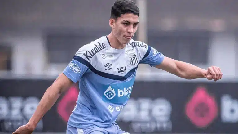 Mais de R$400 milh&otilde;es: Santos encaminha renova&ccedil;&atilde;o com zagueiro promissor