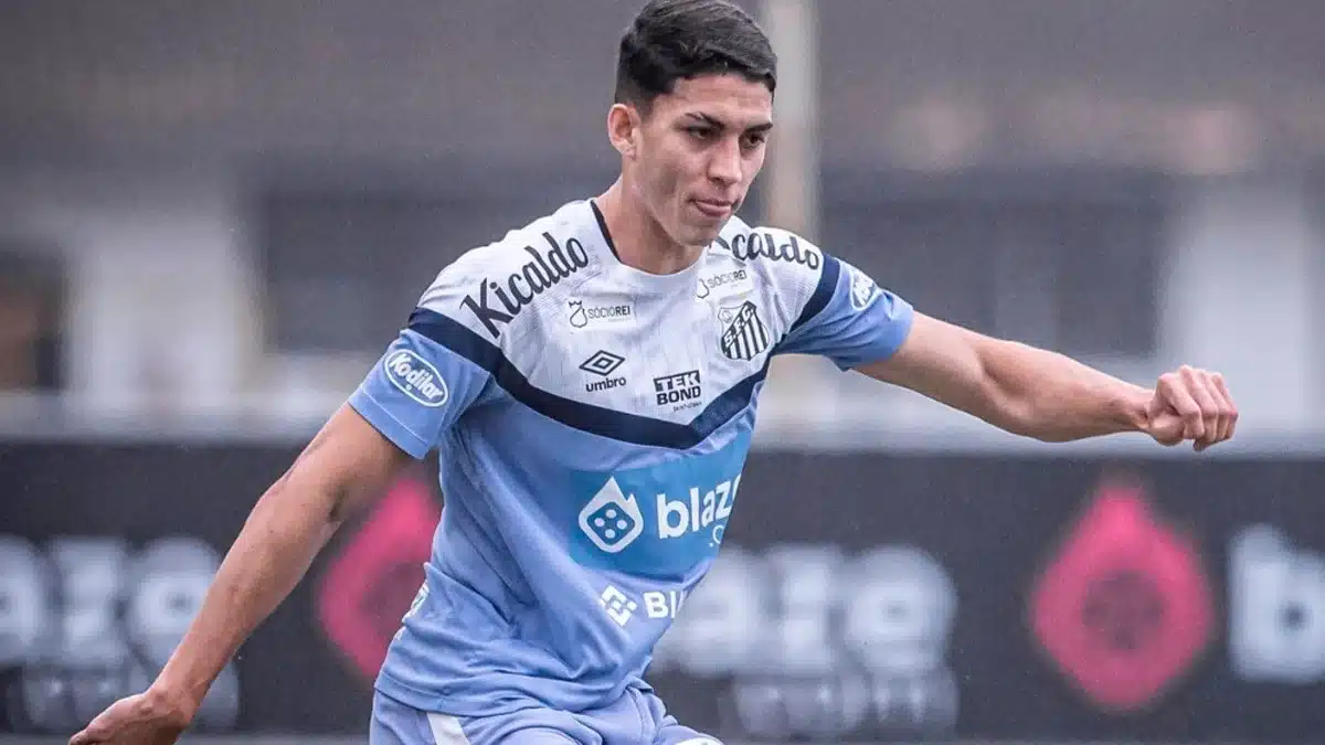 Mais de R$400 milh&otilde;es: Santos encaminha renova&ccedil;&atilde;o com zagueiro promissor