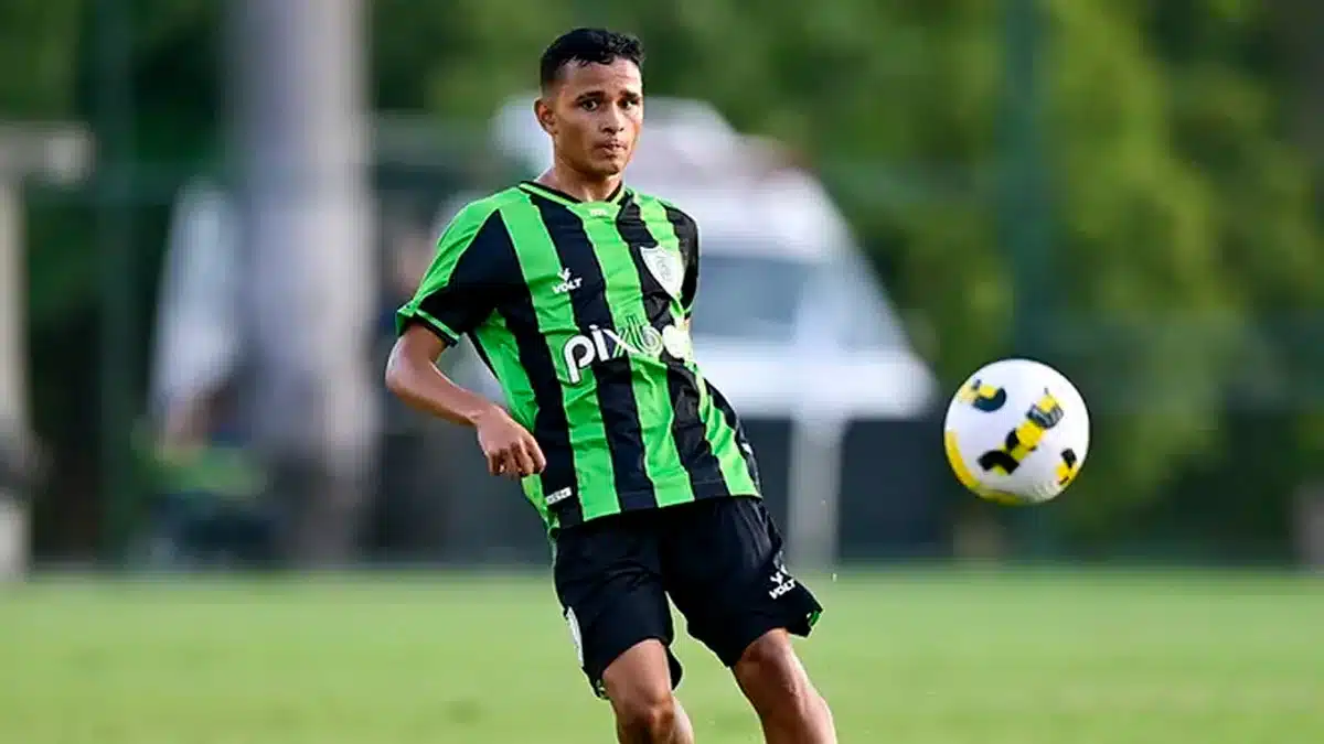 Considerado um atleta com grande potencial no América-MG, Adyson tenta se consolidar no futebol profissional nesta temporada de 2024. Foto: Reprodução Web