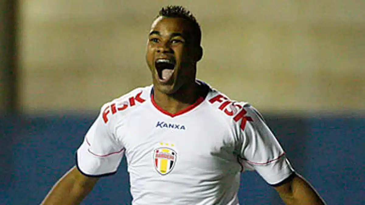 Sob o comando de Fernandinho no ataque, o Gr&ecirc;mio Barueri conquistou o acesso &agrave; S&eacute;rie A do Brasileir&atilde;o na temporada de 2008. Foto: Reprodu&ccedil;&atilde;o Web