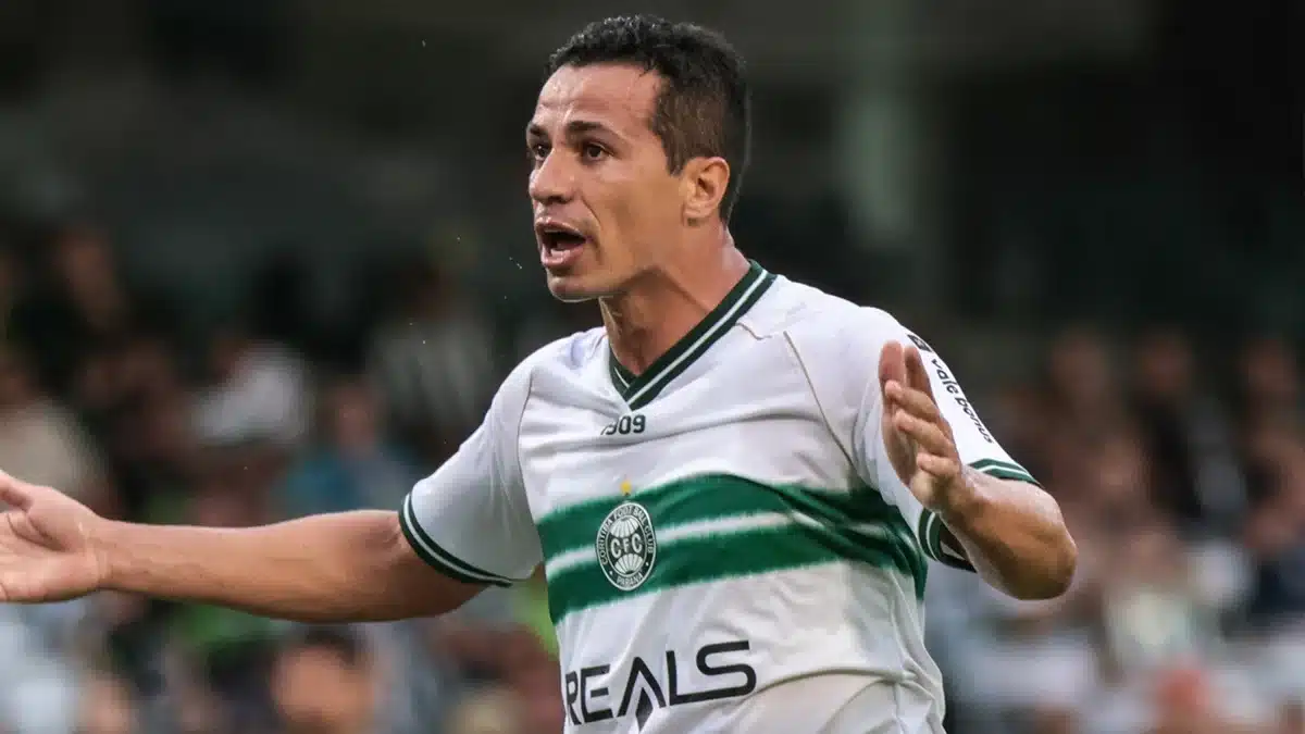 De volta ao Brasil após 5 anos no Japão, Leandro Damião defende o Coritiba na briga pela Série B. Foto: Icon Sport