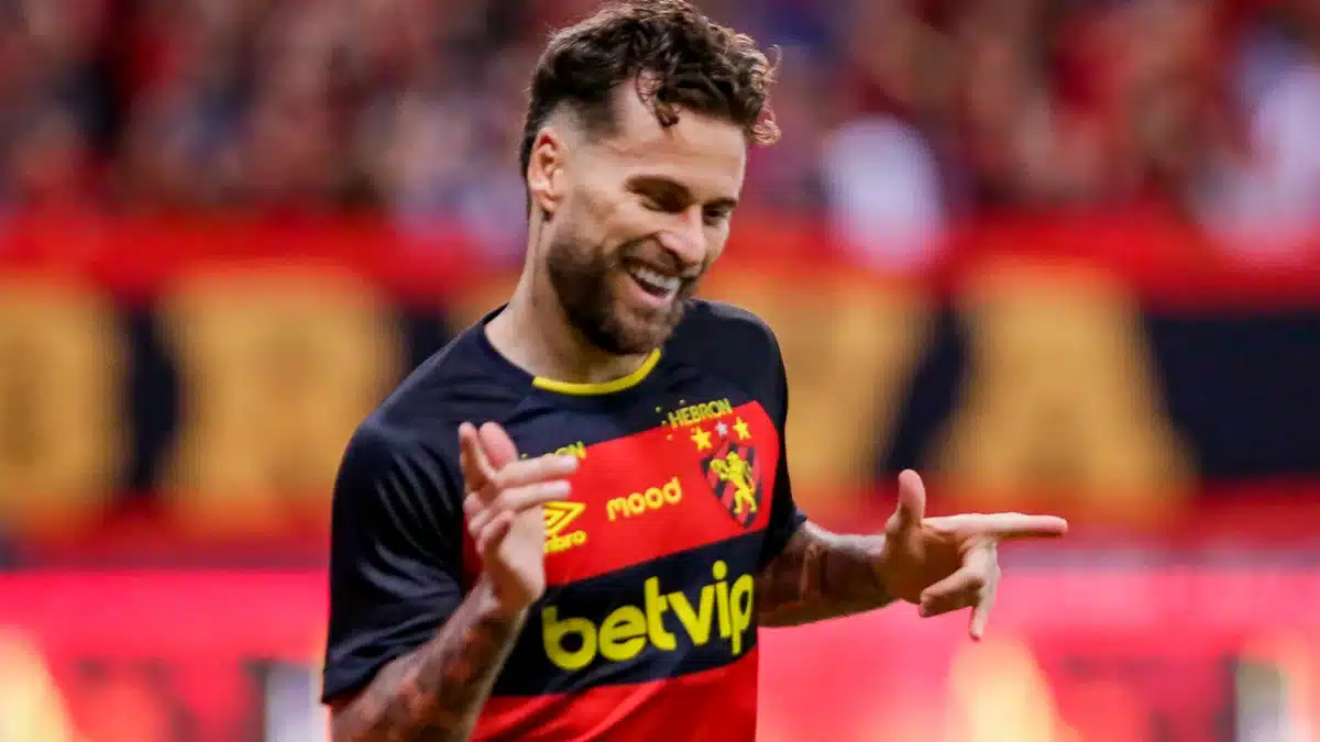 Sem espaço no Santos de Fábio Carille, Lucas Lima é titular do Sport na Série B de 2024. Foto: Icon Sport