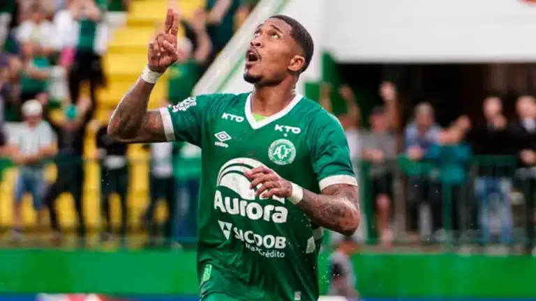 Destaque da Chapecoense &lsquo;escala&rsquo; divis&otilde;es no futebol brasileiro