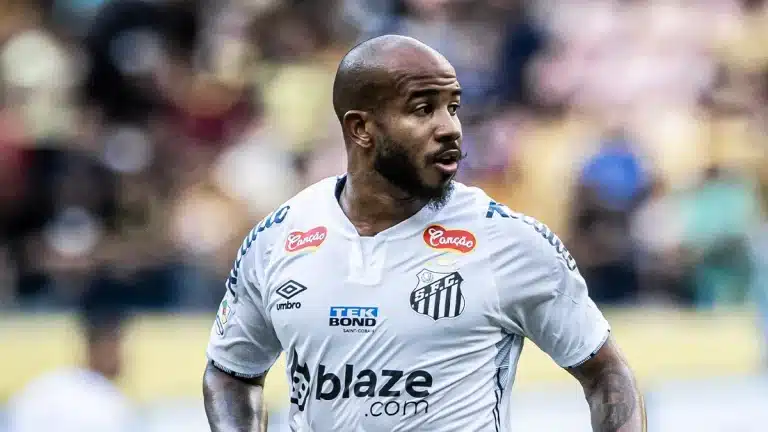 Santos: Patrick  tem tratamento especial no CT Rei Pel&eacute; e motivo &eacute; revelado