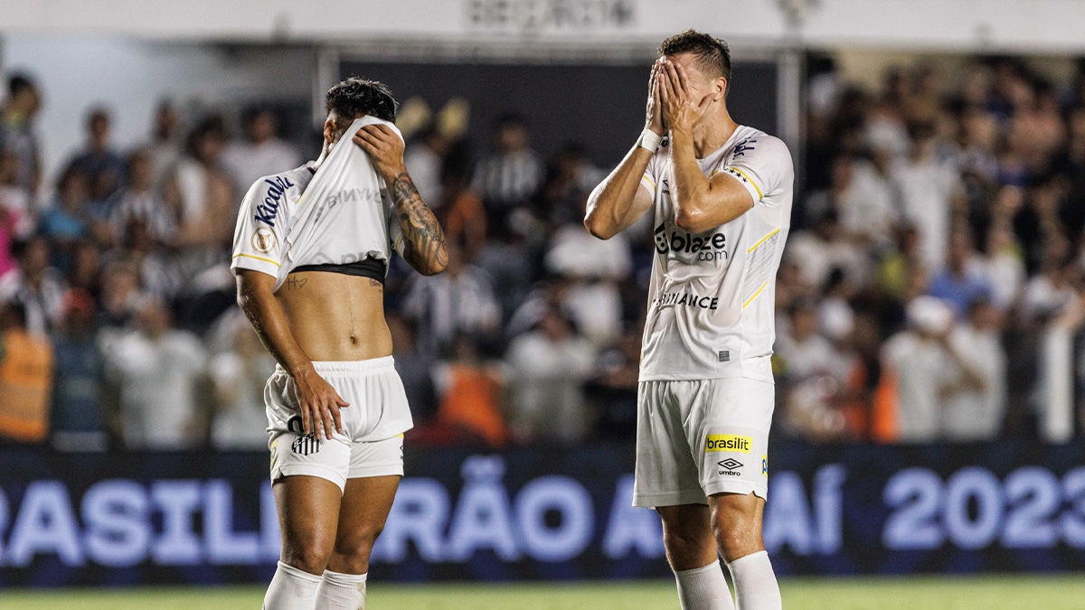 A temporada de 2023 do Santos n&atilde;o embalou, e o time terminou o ano com a primeira queda para a S&eacute;rie B do Brasileir&atilde;o. Foto: Icon Sport