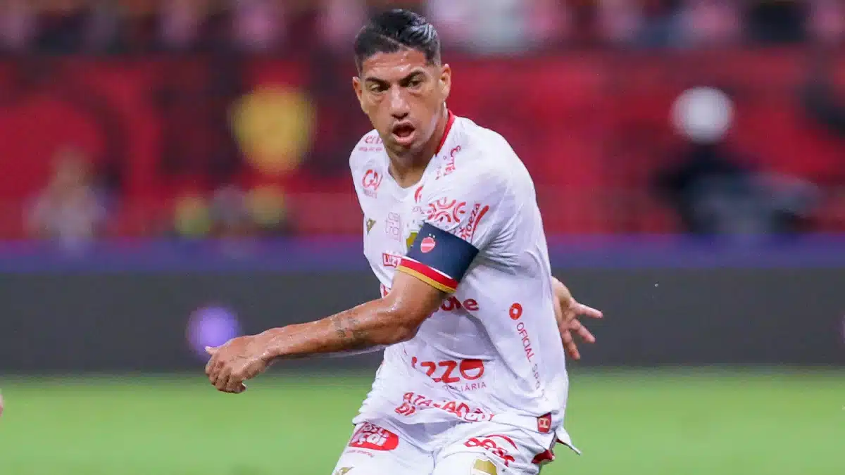 Aos 39 anos, Ralf é capitão e um dos líderes do Vila Nova na Série B. Foto: Icon Sport