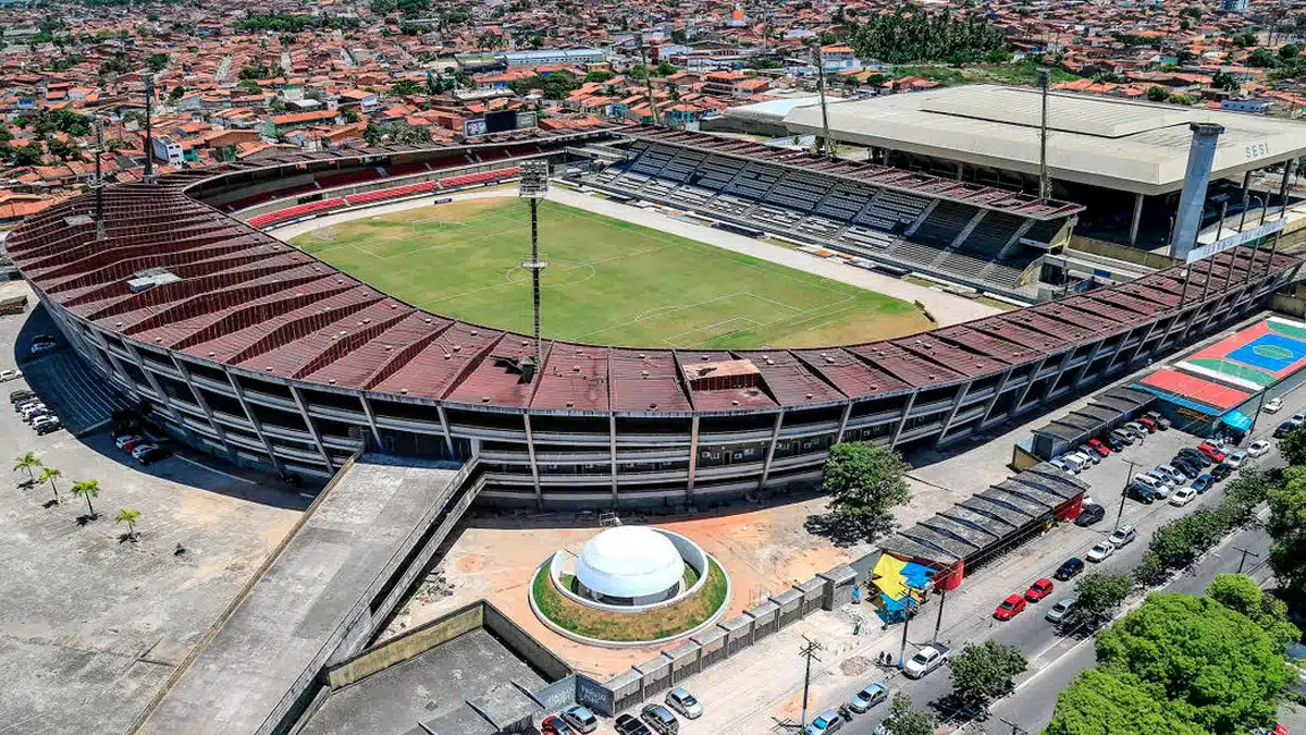 Com mais de 50 anos de hist&oacute;ria, o Est&aacute;dio Rei Pel&eacute; carrega a tradi&ccedil;&atilde;o do futebol alagoano no cen&aacute;rio nacional. Foto: Reprodu&ccedil;&atilde;o Web
