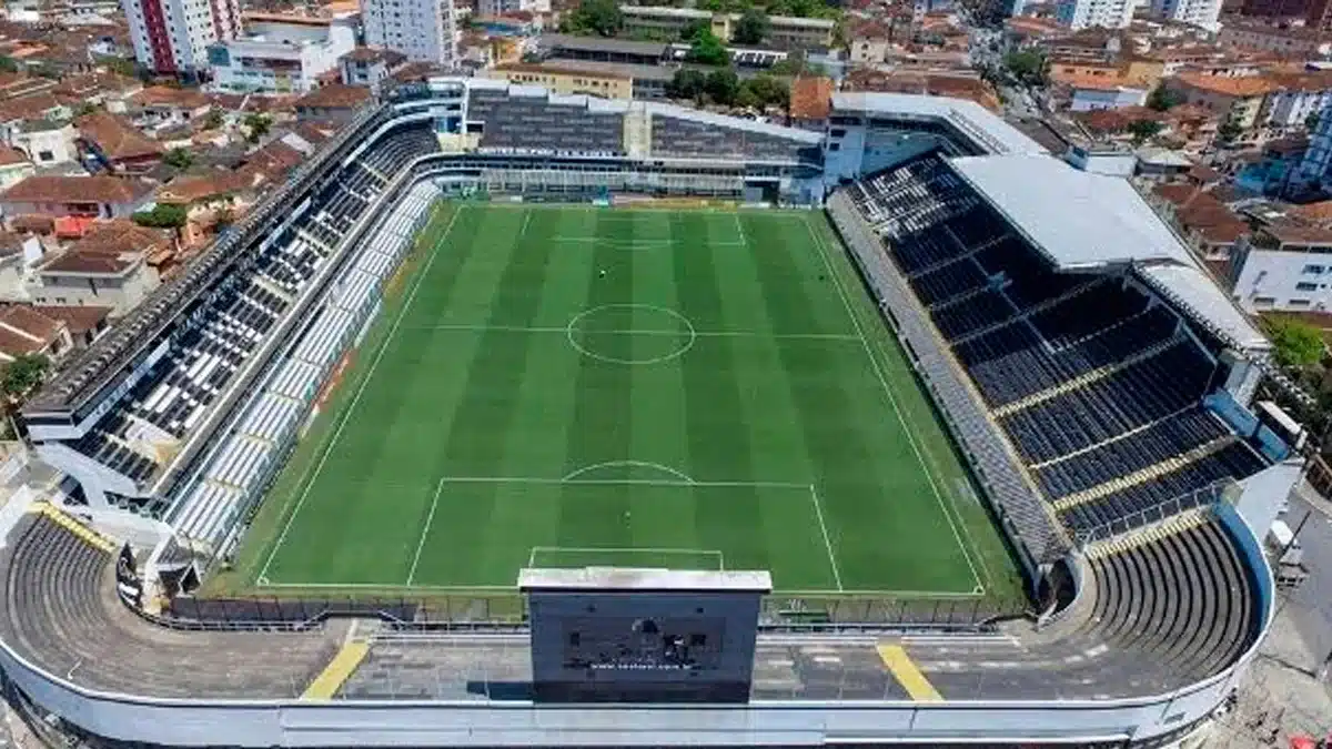 Conhecido como o palco do reinado do futebol brasileiro, a Vila Belmiro &eacute; um dos est&aacute;dios mais hist&oacute;ricos do pa&iacute;s. Foto: Reprodu&ccedil;&atilde;o Web